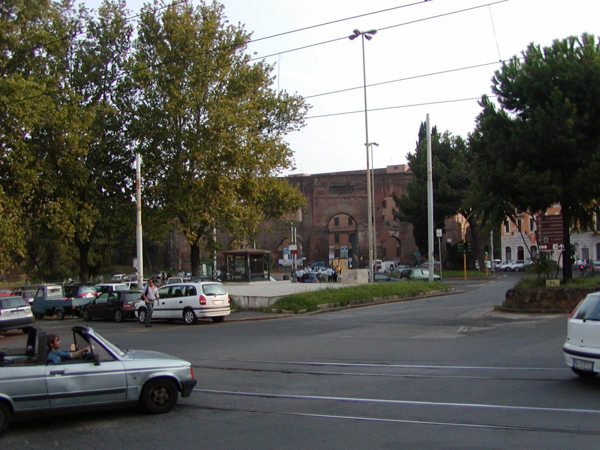 Piazza di Porta Maggiore - 2002-08-31-180025