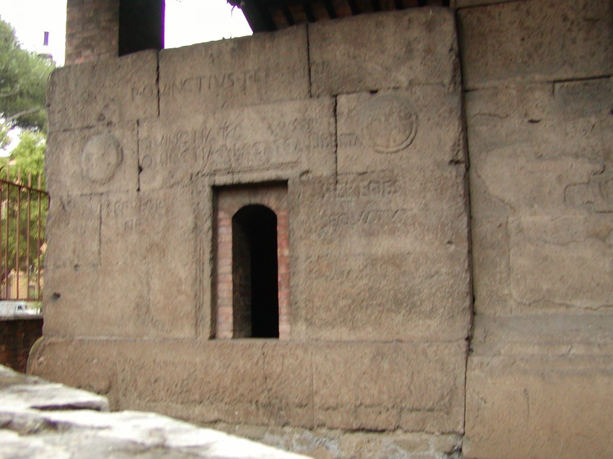 Tombs of Via Statilia - 2002-08-31-183041