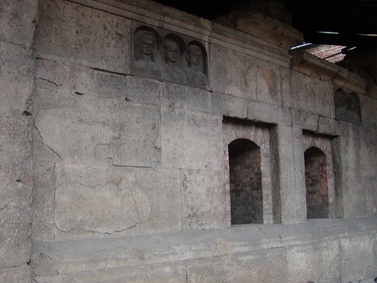 Tombs of Via Statilia - 2002-08-31-183050