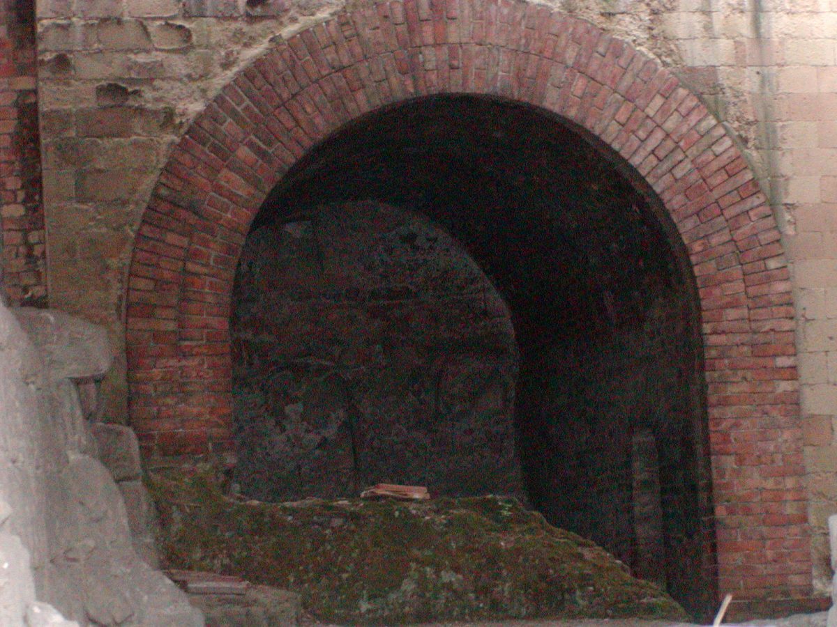 Tombs of Via Statilia - 2002-08-31-183140