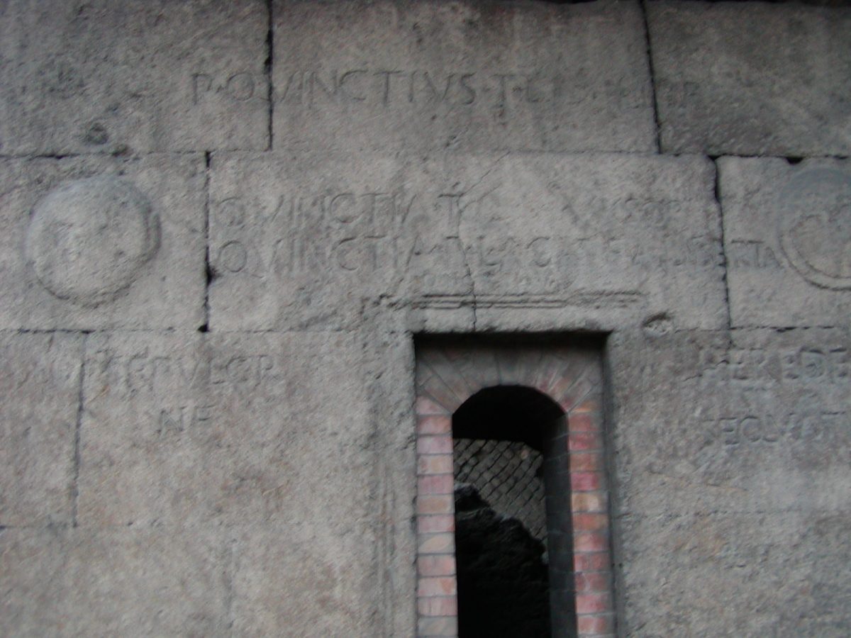 Tombs of Via Statilia - 2002-08-31-183210