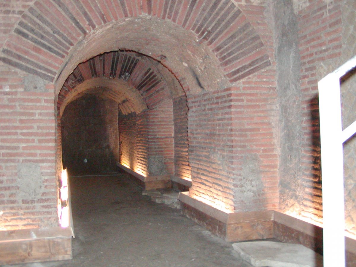 Subterranean Naples - 2002-09-13-173403
